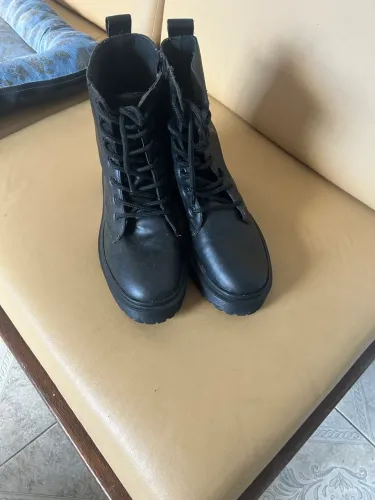 Coturno feminino em couo preto 