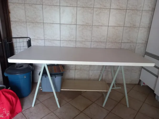 Mesa para confecção, toda na madeira.