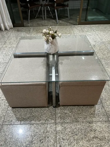 Mesa de centro com puffs 