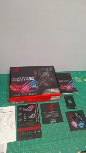 Caixa da placa mãe rog strix B550-E gaming am4