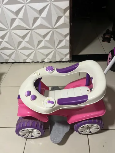 Vendo motinha de passeio com empurrador, 80$. Retirada na Barra do Ceará 