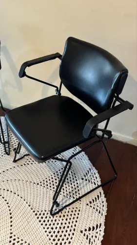 Duas Cadeiras design metal com couro 