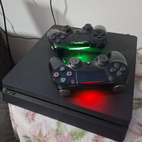 Ps4 slim 1TB de armazenamento, 2 controles todo completo!