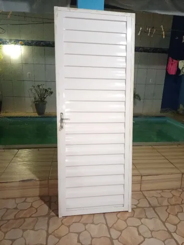 Porta branca de alumínio