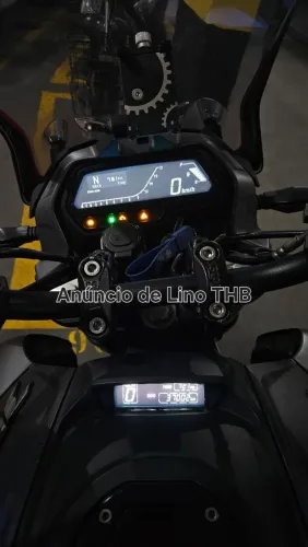 Bajaj Dominar 400 com vários acessórios