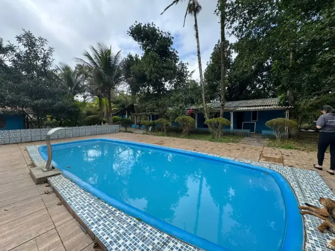 Chácara com piscina, 5 quartos e árvores frutíferas em Peruíbe.
