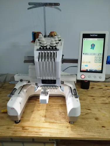 Máquina de bordar Brother