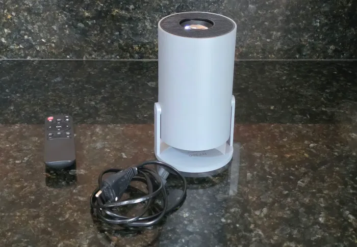 Projetor HY300 Seminovo Muito Conservado - Imagem Grande, Wi-Fi e Portátil