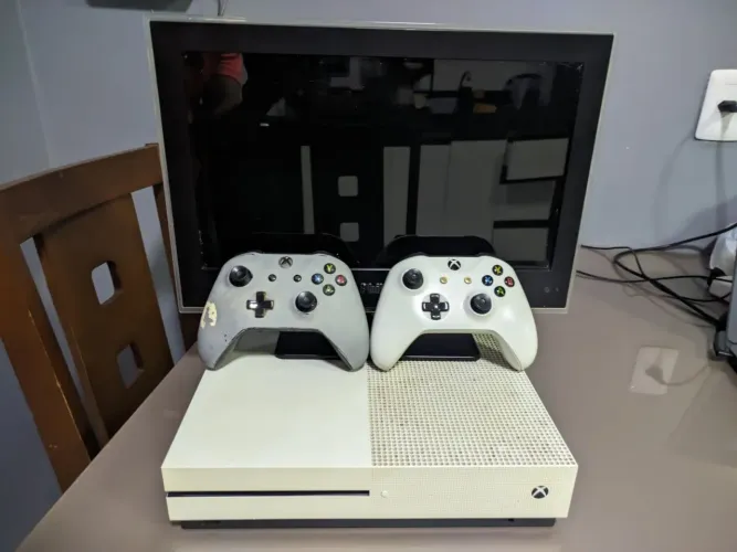 ? Xbox One S + 2 Controles + Monitor Philco PH16D20DM (16" LED) (preço negociável)