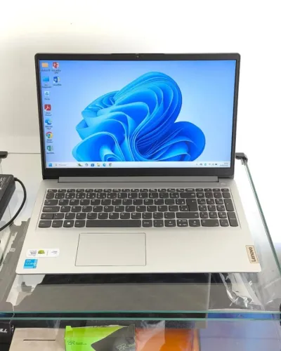 Notebook Lenovo IdeaPad 1 | i3-1215U | 4GB | 256GB SSD | UHD | 15.6"