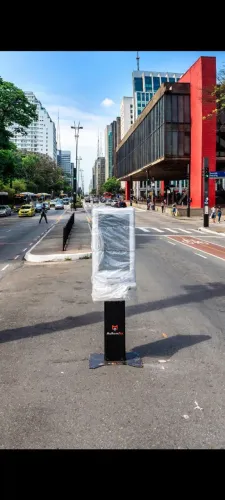Totem com pedestal de autoatendimento e sistema android