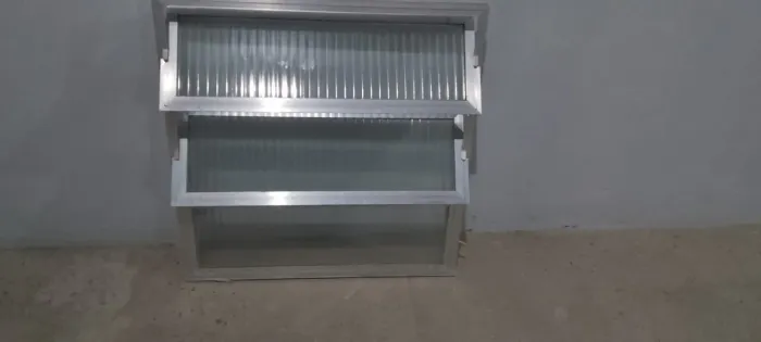 Basculante de banheiro com vidro canelado 77x77