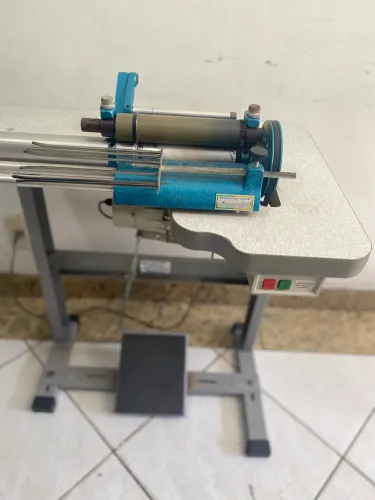 Máquina de Cortar Viés em Rolo Jandir Industrial com Mesa, Motor e Pedal