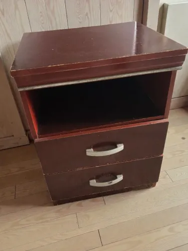 Criado mudo de madeira em bom estado, com 2 gavetas.