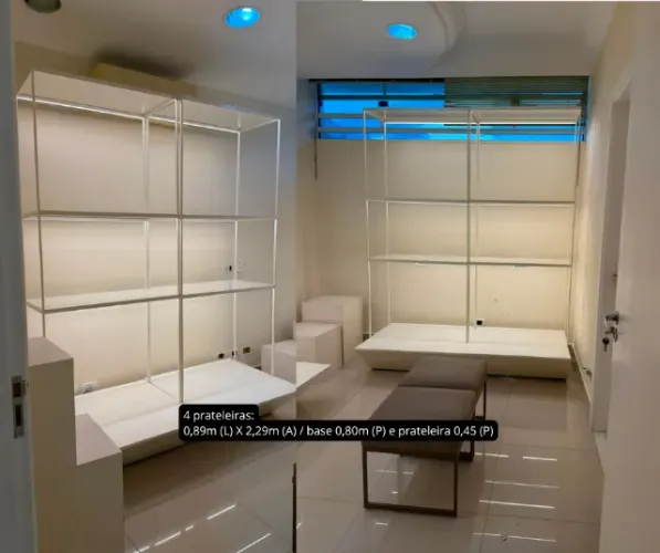 Lote de Móveis Comerciais e Iluminação para Loja