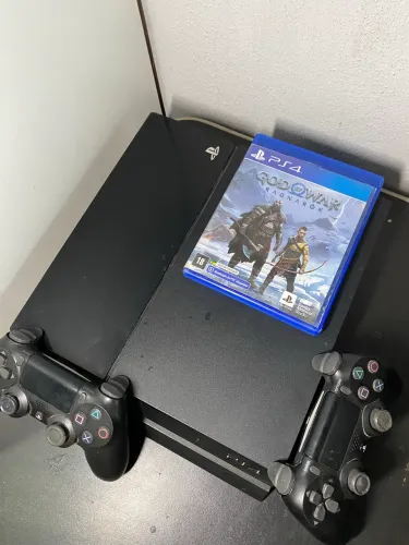 PlayStation 4 1TB - Excelente estado + dois controles originais + god of war ragnarok 