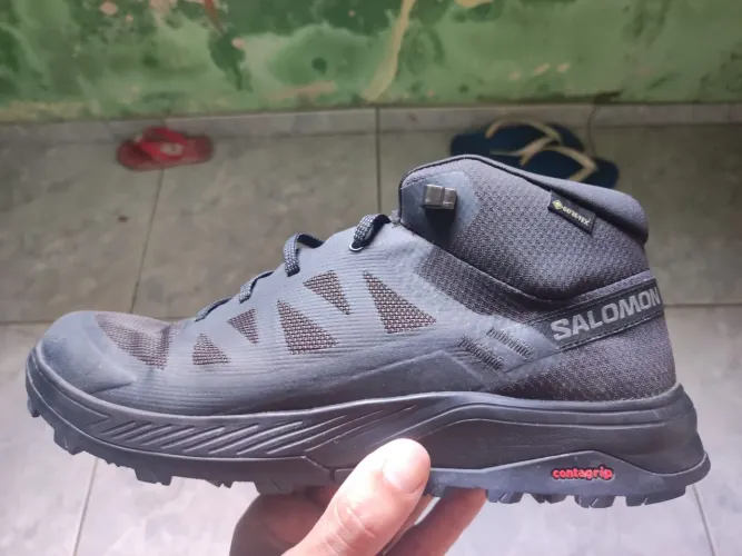 Bota Outrise Solomon número 42 para trekking 