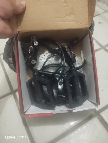 Freio a óleo completo marca GTI e um par de pedal