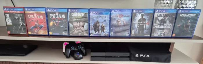 PlayStation 4 FAT novíssimo, completo dois controles, base carregadora, capa e 11 jogos.
