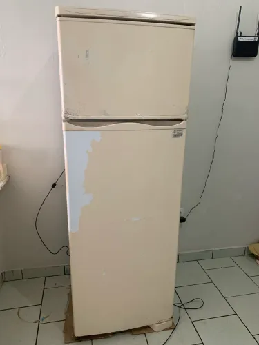 Geladeira com duas portas antiga (ainda funcionando)