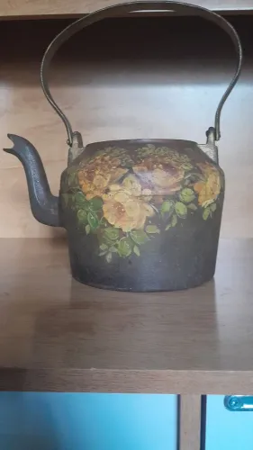 VENDO ANTIGA CHALEIRA DE FERRO COM PINTURA FLORAL