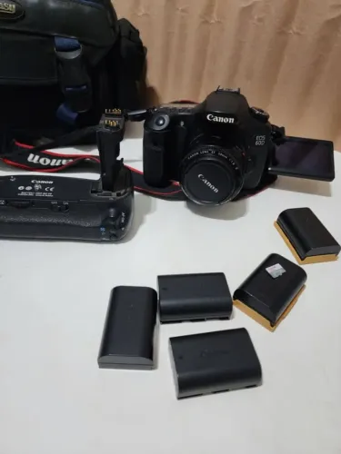Canon 60D com Lente 50mm Grip de bateria 5 baterias + cartão micro sd 128 GB