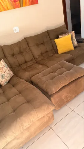 Sofá com chaise e puf