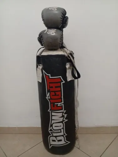 Saco de boxe + par de luvas