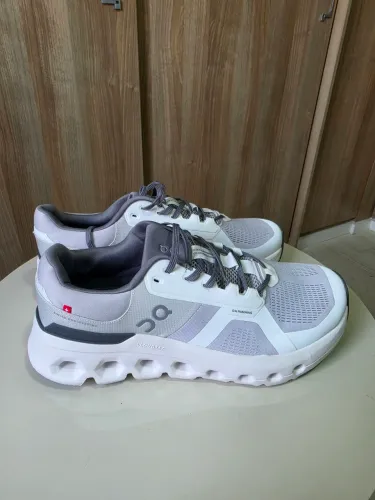 Tenis ON Cloudrunner 42 BR / 10 US - Novo.