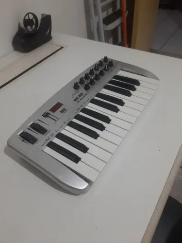  Interface Controladora - M-Audio Ozone 25