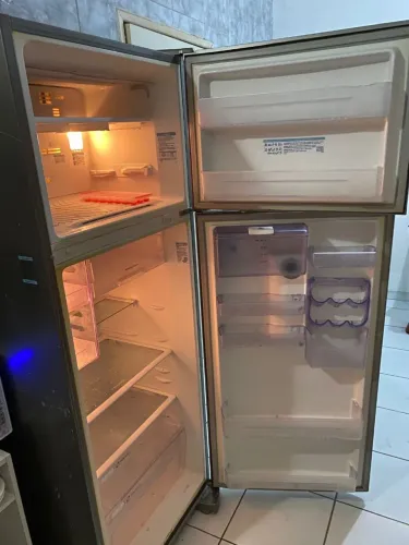 Geladeira Electrolux modelo DW48x com dispensar de água 409 litros 220v