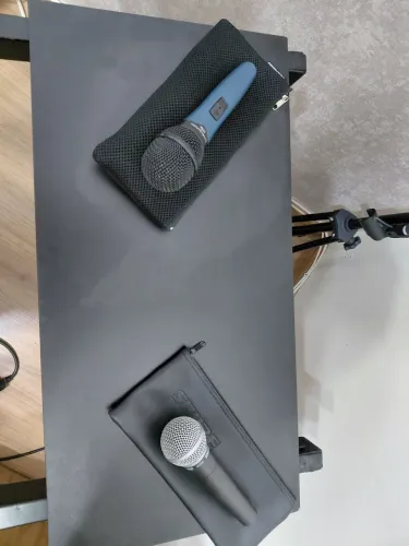 Microfones Shure lendario SM 58 original e Áudio Technica e lendarios