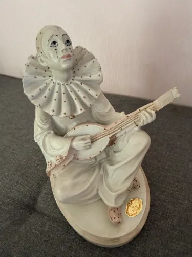 Estátua de Resina Italiana de Alta Qualidade Pierrot tocando instrumento de Corda.