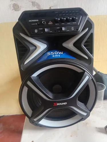 Vende se uma caixa de som mondial 550 apenas três mês de uso com duração de bateria 12 h