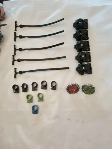 Kit de com 2 beyblades mas equipamento completo