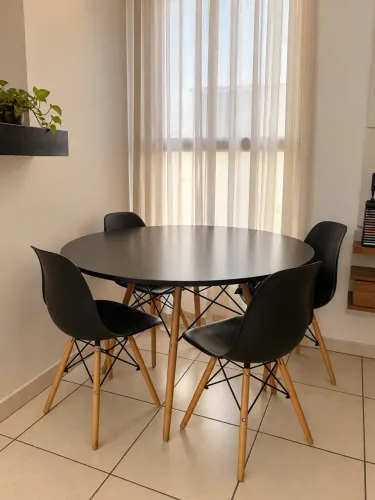 Título: Mesa de Jantar Redonda Preta + 4 Cadeiras Eames Eiffel