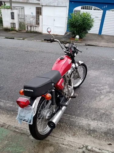 Muito conservada não uso mais a meses muito bom de pilotar não tem folga não bate nada
