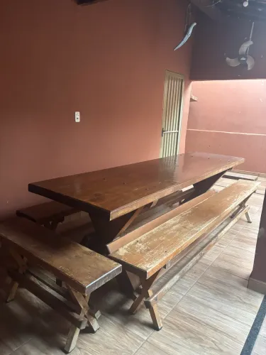 Mesa rústica de madeira maciça 