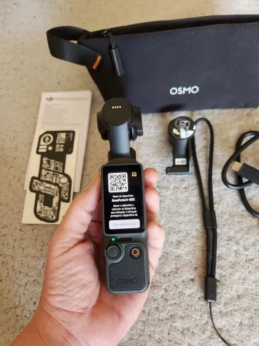 DJI Osmo Pocket 4 Combo stander