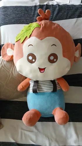 Urso de pelúcia grande macaquinho com jardineira 80cm