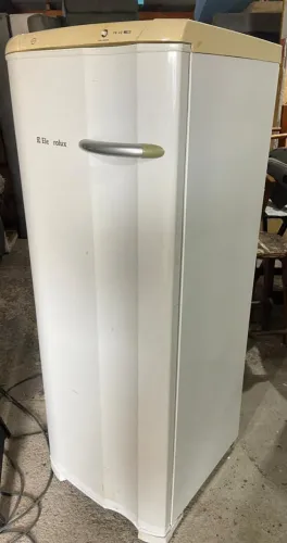 Freezer vertical electrolux, de 1 porta, branco.