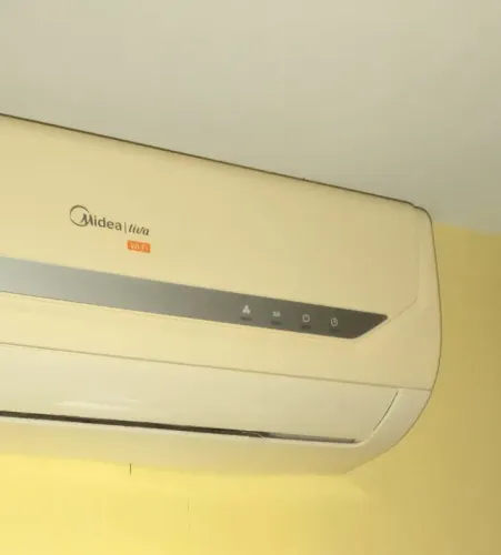 Ar condicionado midea 9.000 BTU com suporte e tubulação.
