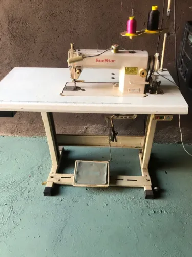 Máquina de costura reto