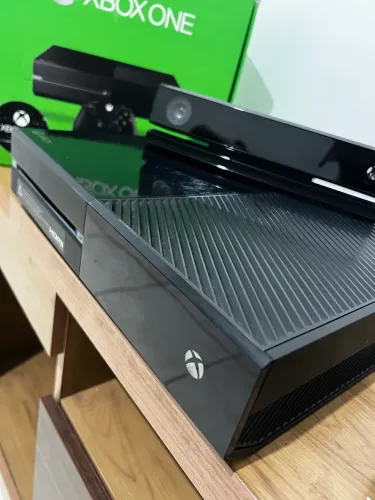 Xbox One 500 gb 4 jogos ,1 controle , 1 kinect, com caixa