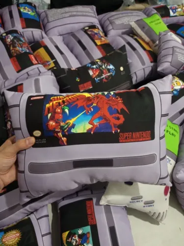 Almofada Super Metroid - NerdDog Store - Samus Aran Snes Motherbrain Variasuit