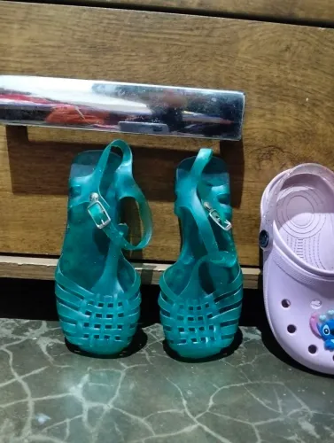 Dois calçados menina n 25