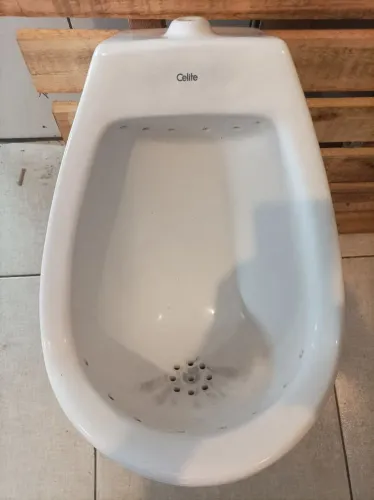 Vendo mictório de louça branco em ótimo estado de conservação, marca Celit