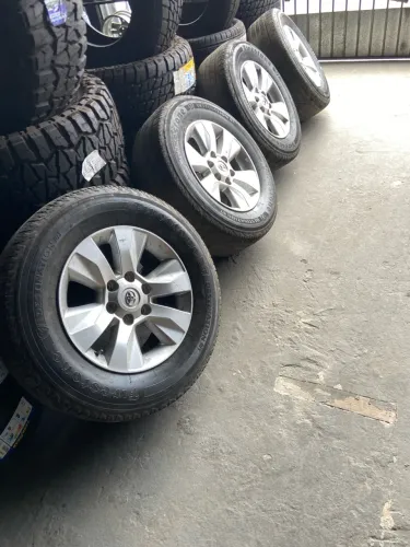 Roda 17 Hillux com pneus