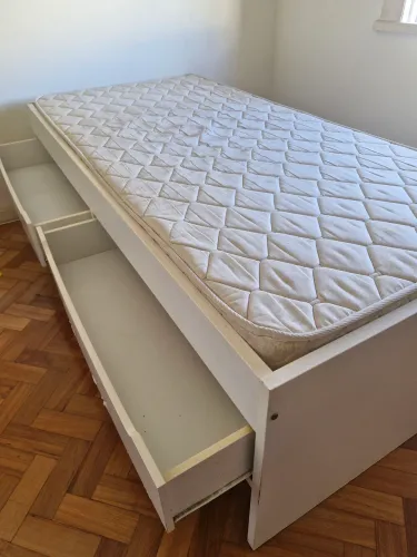 Cama de solteiro branca com colchão 