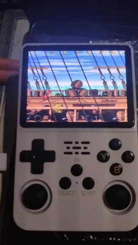 R36s com cartão de memória de 128gb lotado de jogos.